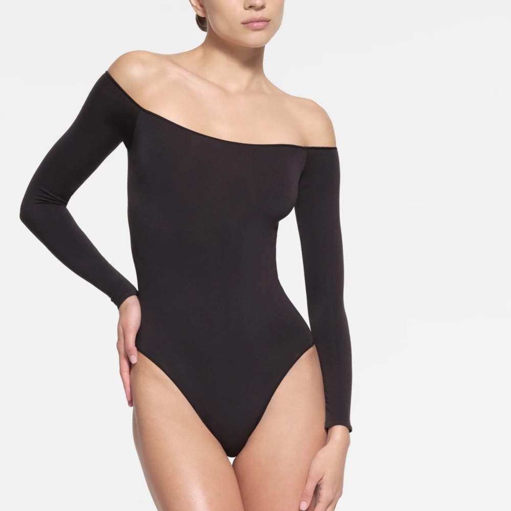 NWT Skims Essential off the shoulder bodysuit Onyx